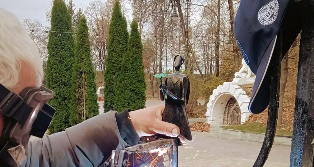 На Горбатом мосту восстановили ангела с четырёхлистным клевером после вандалов