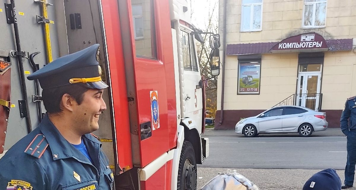 В музее МЧС Смоленска школьникам разрешают трогать экспонаты и примерять обмундирование