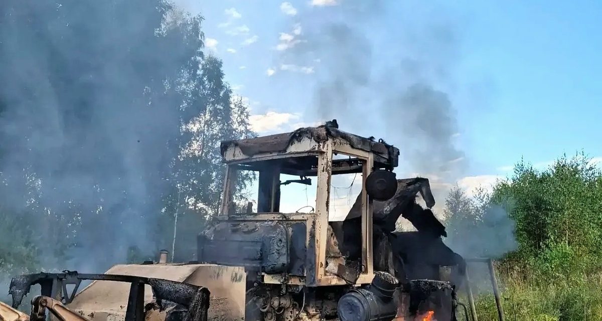 Трактор загорелся во время вспашки у деревни Каменец и полностью сгорел, предположительно из-за неисправности
