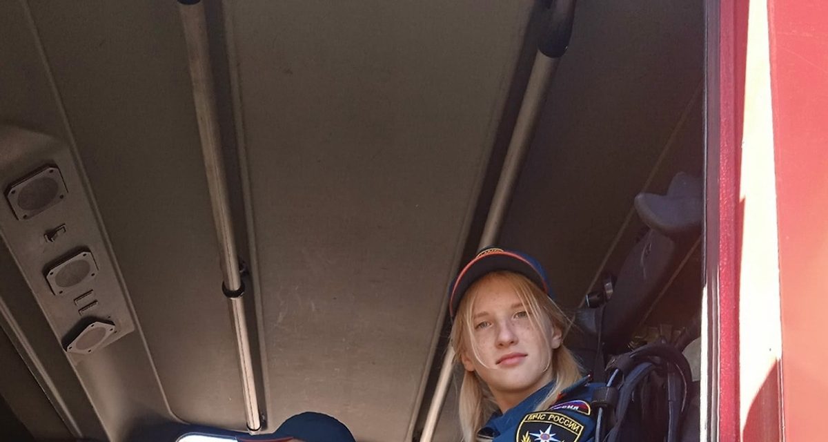 Смоленские школьники увидели в музее МЧС забавную сторону профессии спасателя