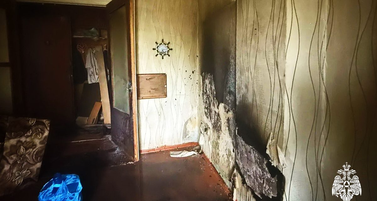 В Рославле мужчину спасли из задымлённой квартиры, где из-за сигареты тлел диван