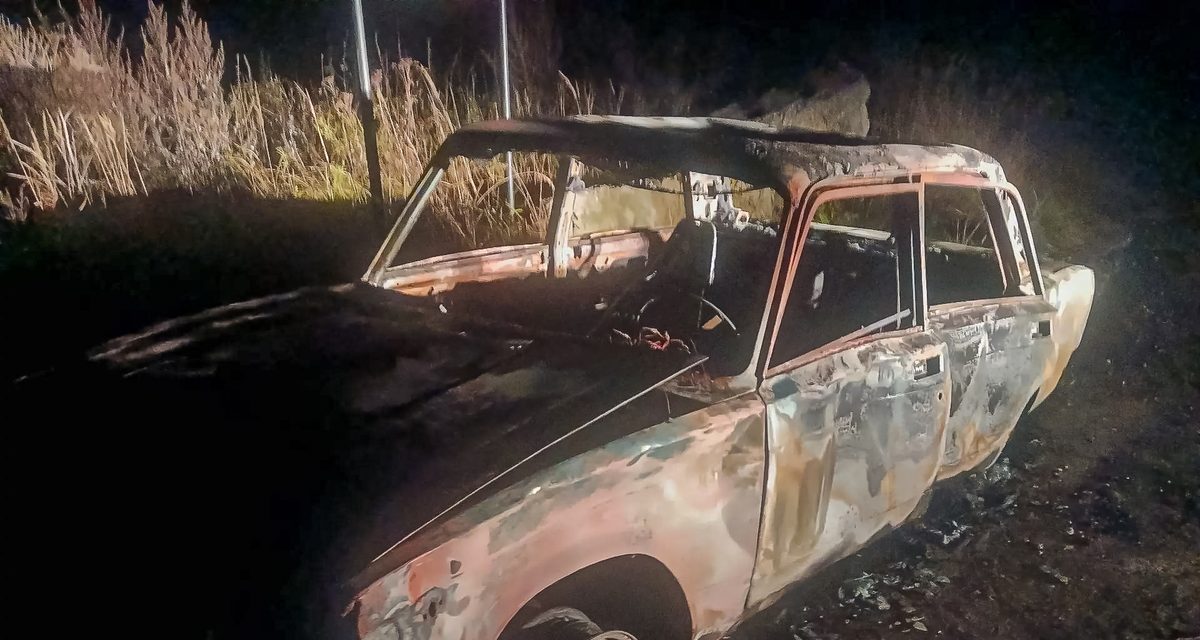 В Холм-Жирковском округе седан вспыхнул в движении, водитель успел спасти документы